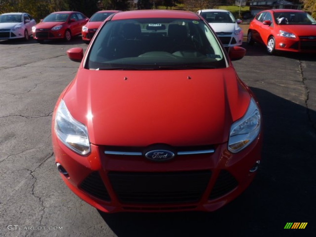 2012 Focus SE Sedan - Race Red / Charcoal Black photo #6