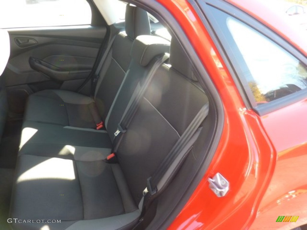 2012 Focus SE Sedan - Race Red / Charcoal Black photo #9