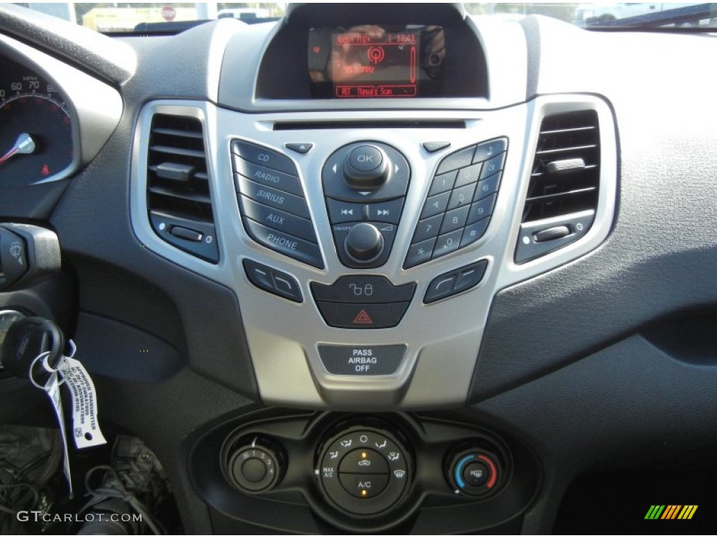 2012 Ford Fiesta SE Hatchback Controls Photo #56125958
