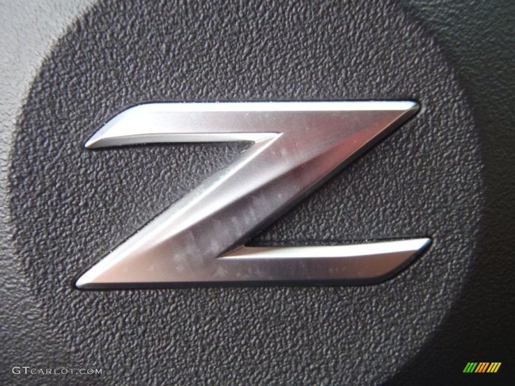 2010 Nissan 370Z Coupe Marks and Logos Photos