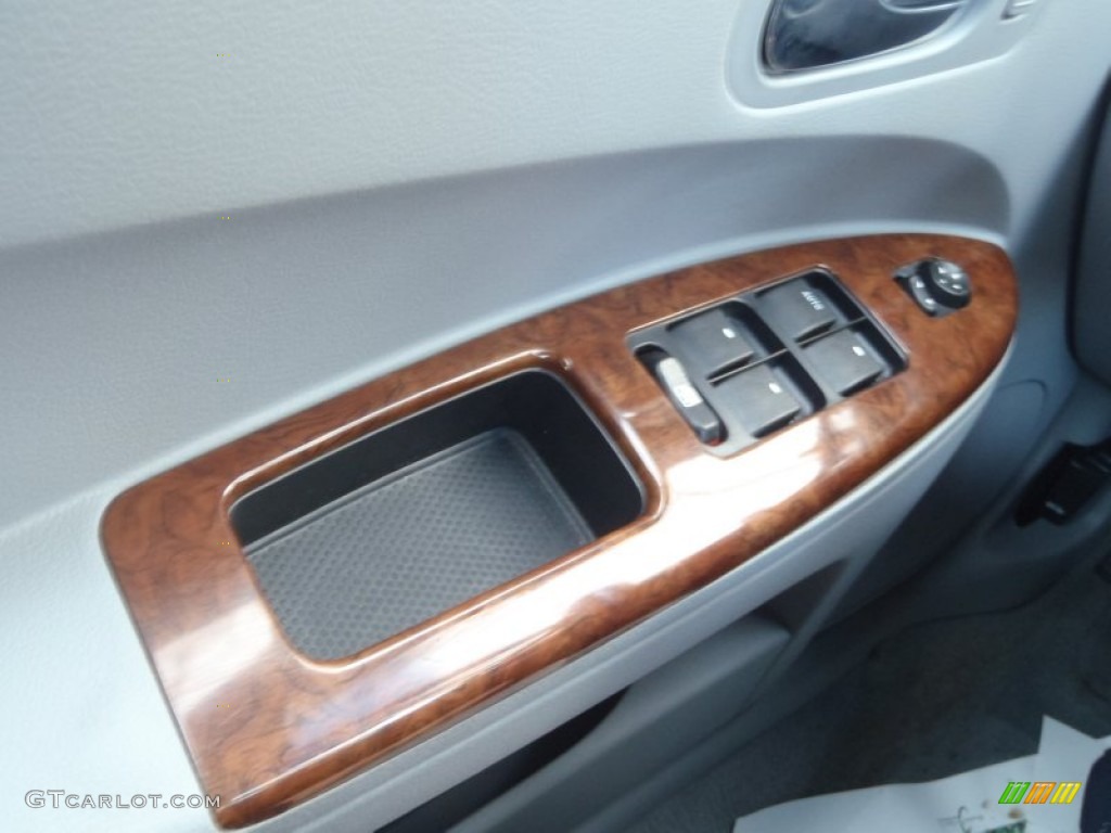 2005 Buick LaCrosse CX Controls Photo #56126834