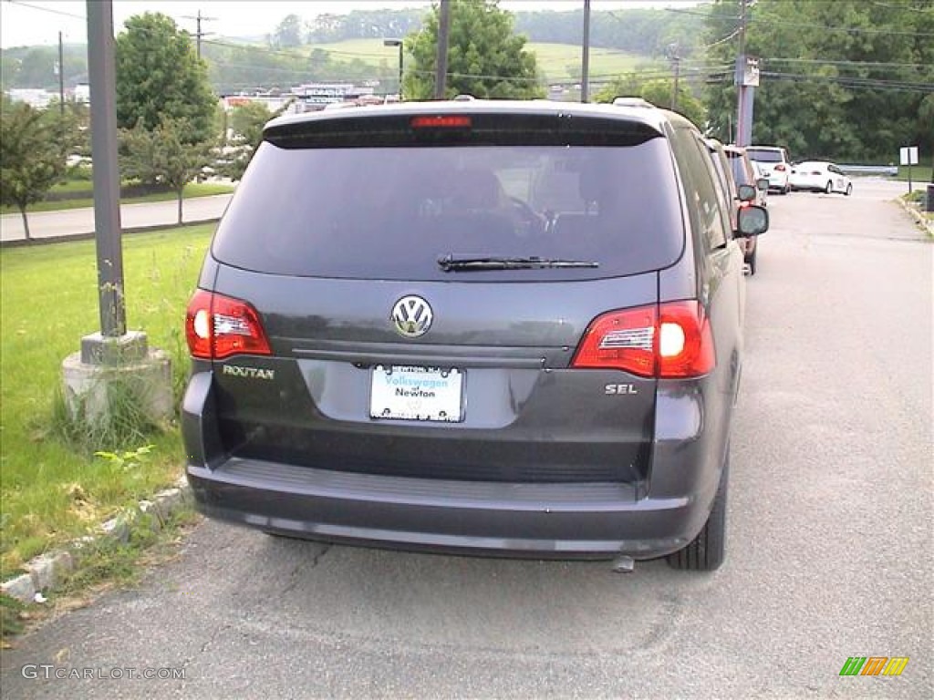 2011 Routan SE - Tanzanite Blue Metallic / Aero Gray photo #2
