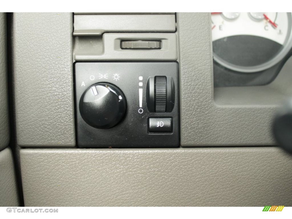 2006 Dodge Durango Limited HEMI 4x4 Controls Photo #56143064