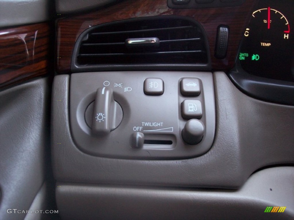 2000 Cadillac DeVille DTS Controls Photo #56151569