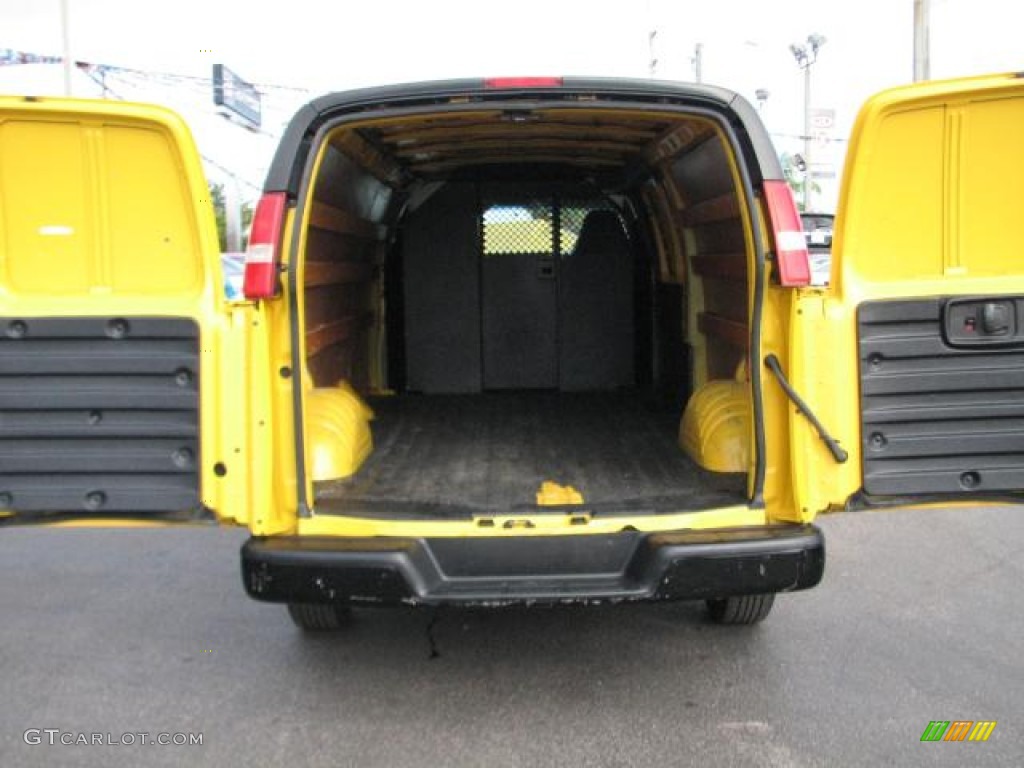 2006 Savana Van 2500 Extended Cargo - Yellow / Medium Pewter photo #13