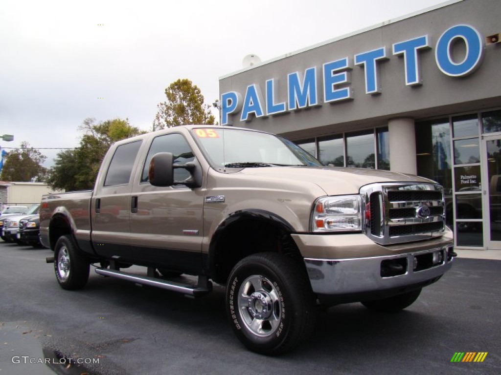 2005 F250 Super Duty Lariat Crew Cab 4x4 - Arizona Beige Metallic / Tan photo #2