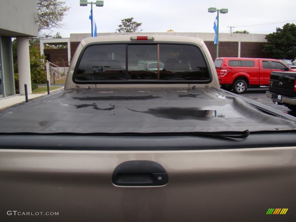 2005 F250 Super Duty Lariat Crew Cab 4x4 - Arizona Beige Metallic / Tan photo #32
