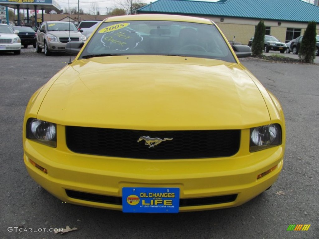 2005 Mustang V6 Deluxe Coupe - Screaming Yellow / Light Graphite photo #18