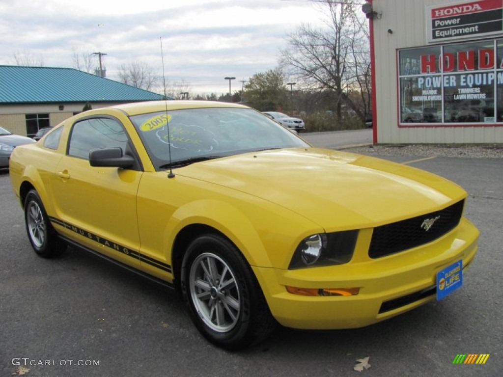 2005 Mustang V6 Deluxe Coupe - Screaming Yellow / Light Graphite photo #19
