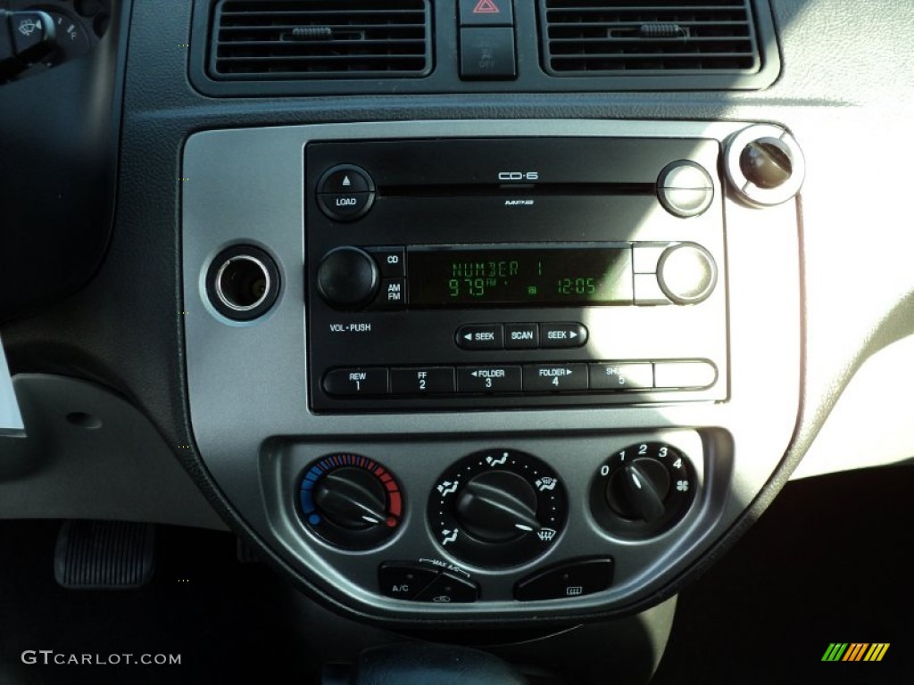 2006 Ford Focus ZX3 SES Hatchback Audio System Photos