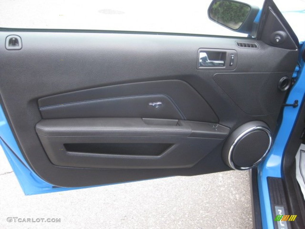 2010 Ford Mustang GT Premium Coupe Charcoal Black/Grabber Blue Door Panel Photo #56213282