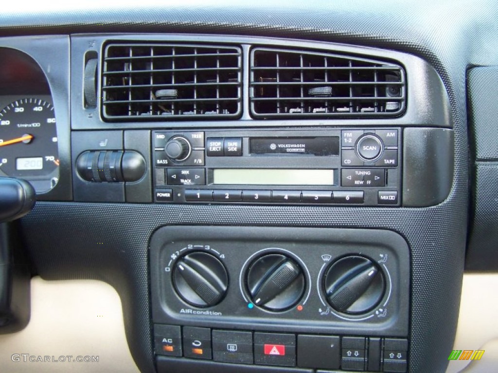 2002 Volkswagen Cabrio GLS Controls Photos