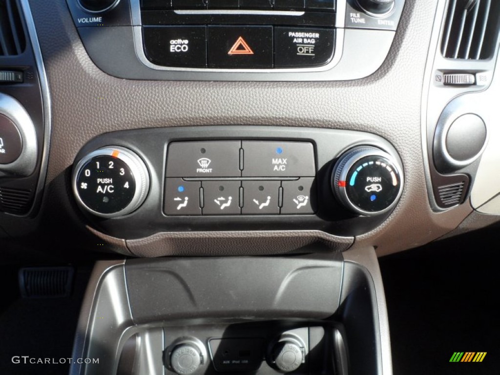 2012 Hyundai Tucson GL Controls Photo #56222306