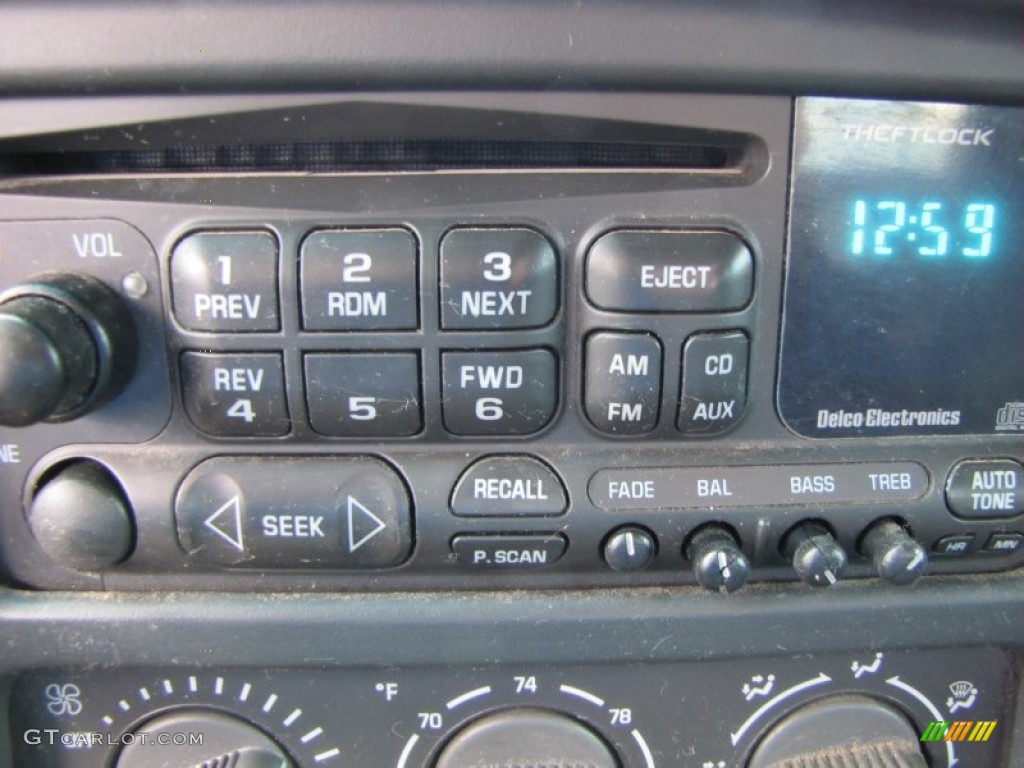 2002 Chevrolet Silverado 2500 LT Crew Cab 4x4 Audio System Photo #56233898