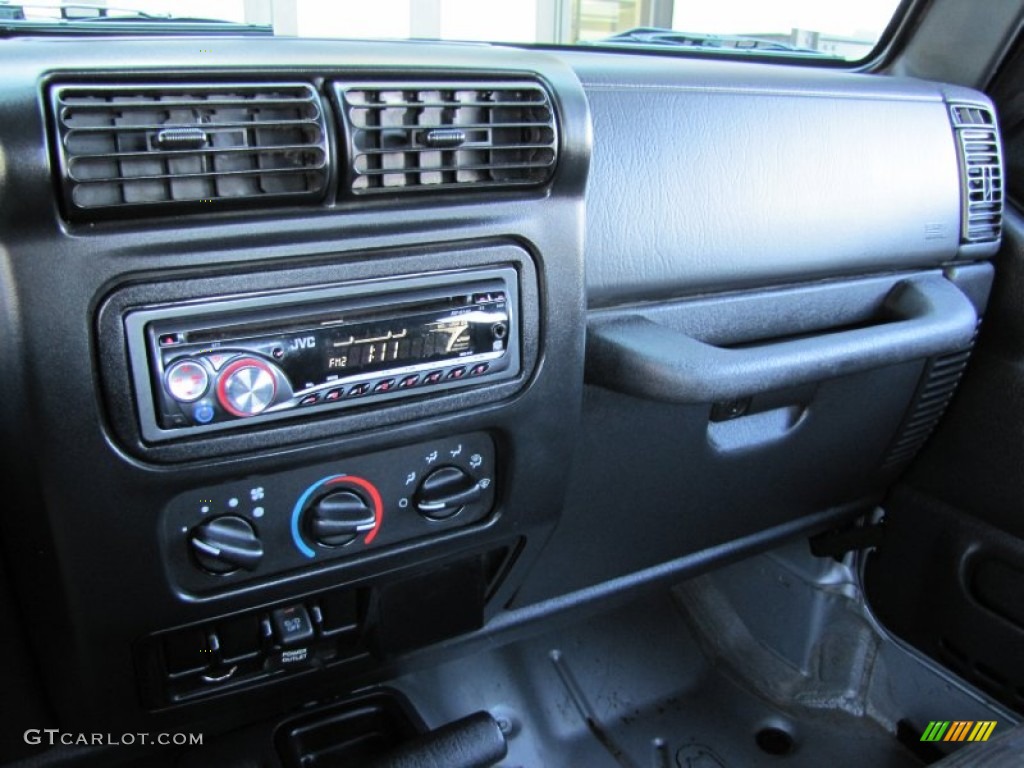 2004 Wrangler SE 4x4 - Bright Silver Metallic / Dark Slate Gray photo #5