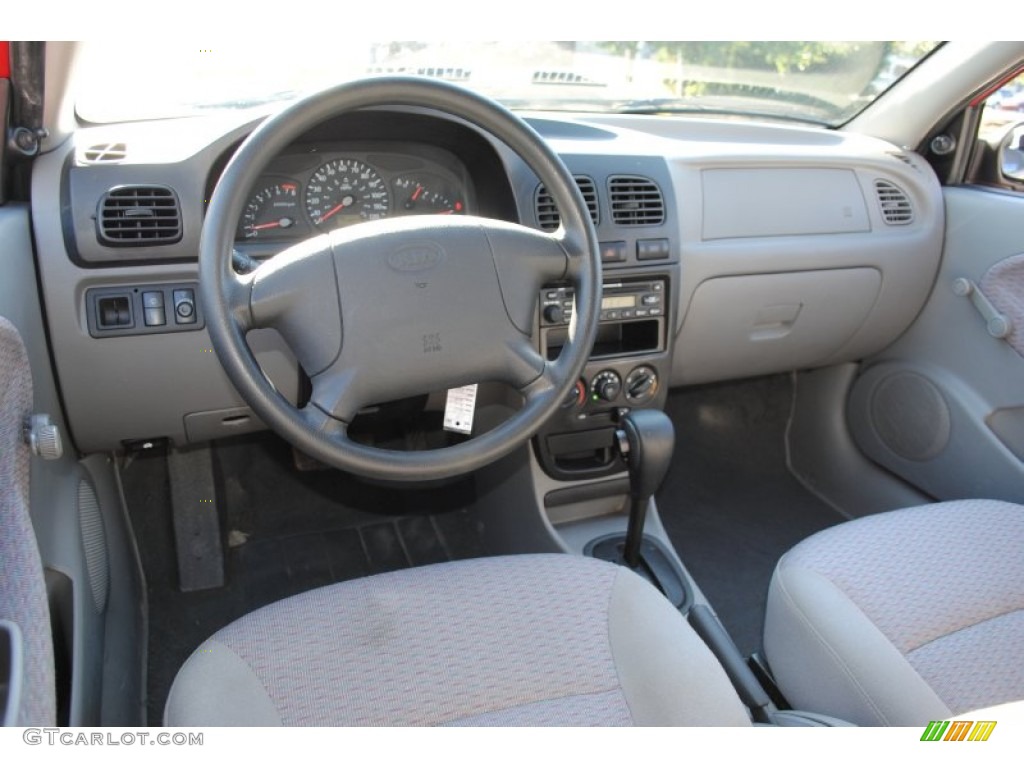 2002 Rio Cinco Hatchback - Classic Red / Gray photo #13