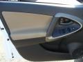 Super White - RAV4 4WD Photo No. 6