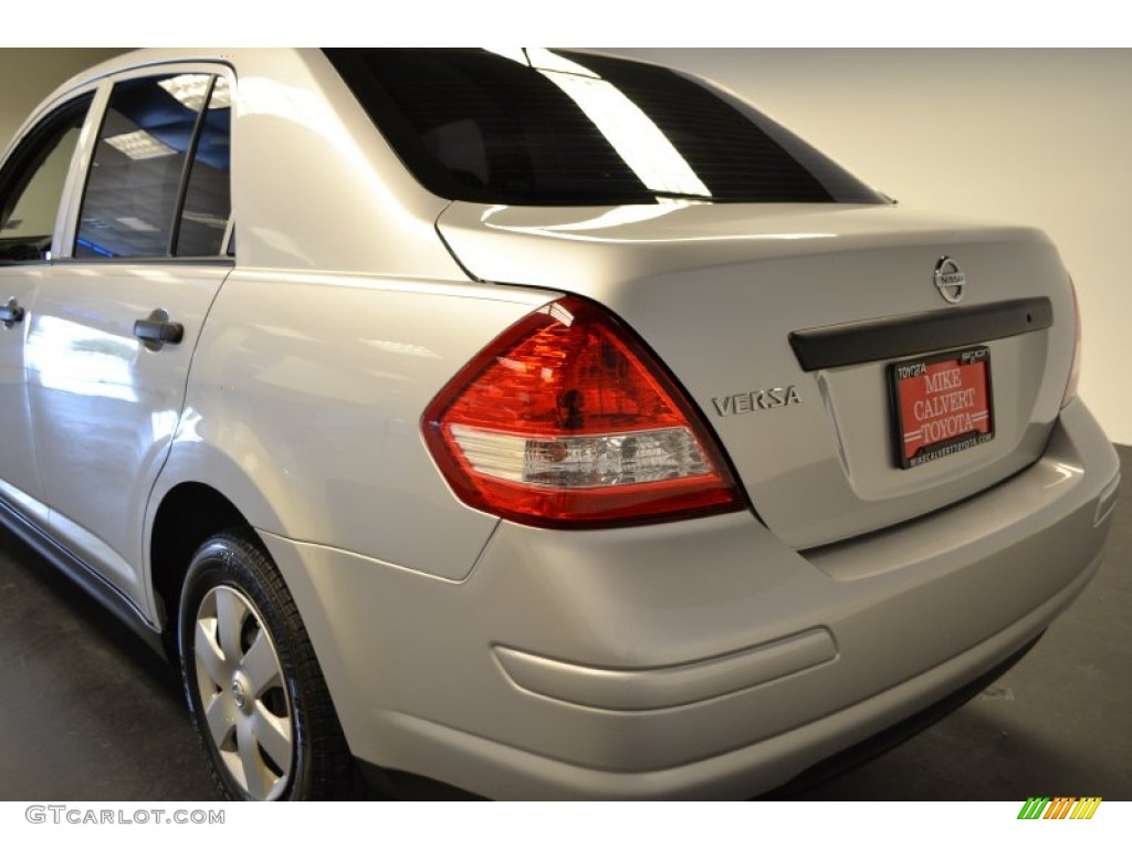 2009 Versa 1.6 Sedan - Brillant Silver / Charcoal photo #5
