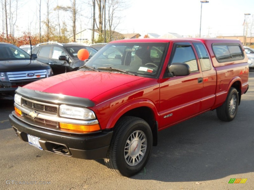 2002 S10 Extended Cab 4x4 - Victory Red / Graphite photo #1
