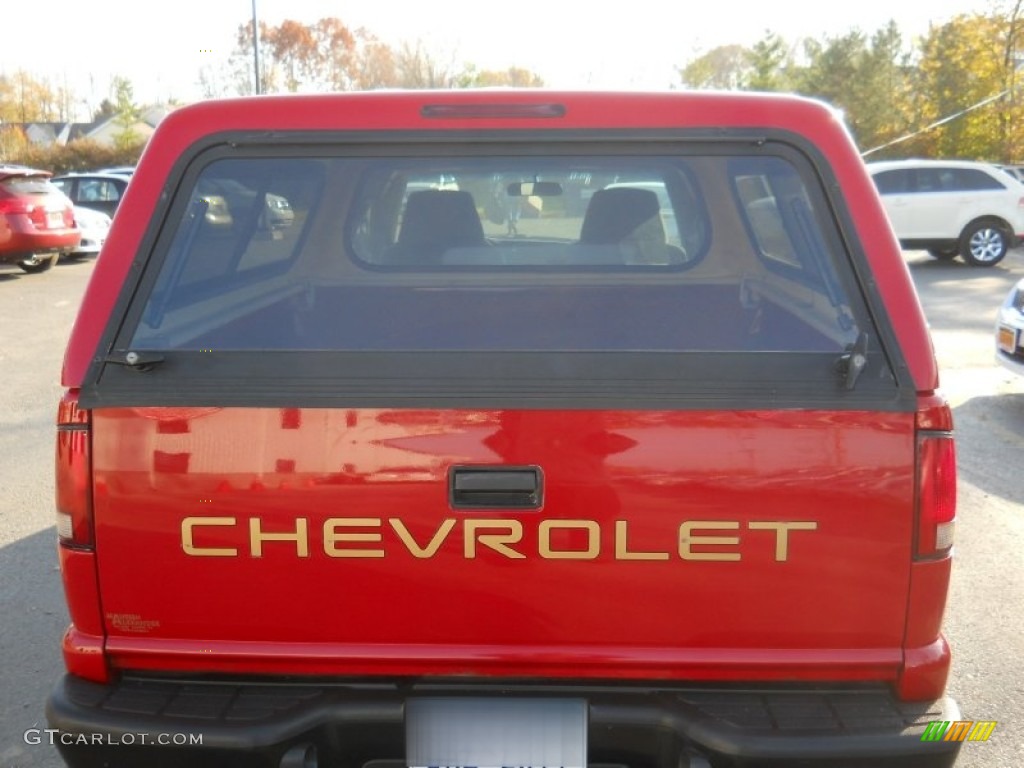 2002 S10 Extended Cab 4x4 - Victory Red / Graphite photo #11