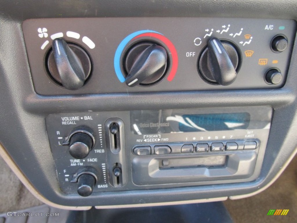 1998 Cavalier Coupe - Bright White / Gray photo #10