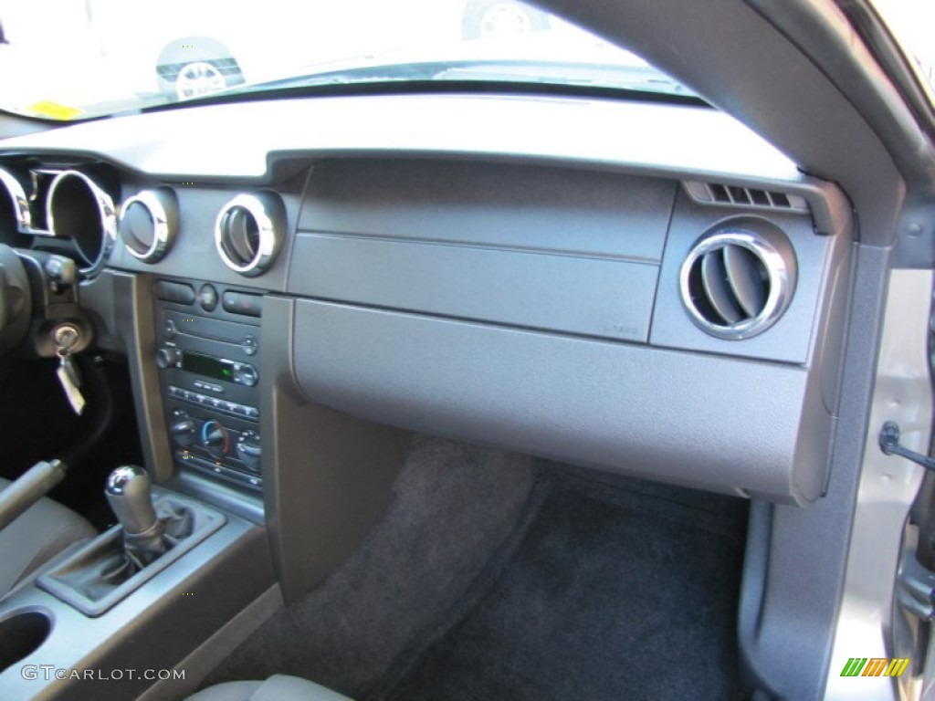 2005 Ford Mustang GT Deluxe Coupe Dashboard Photos