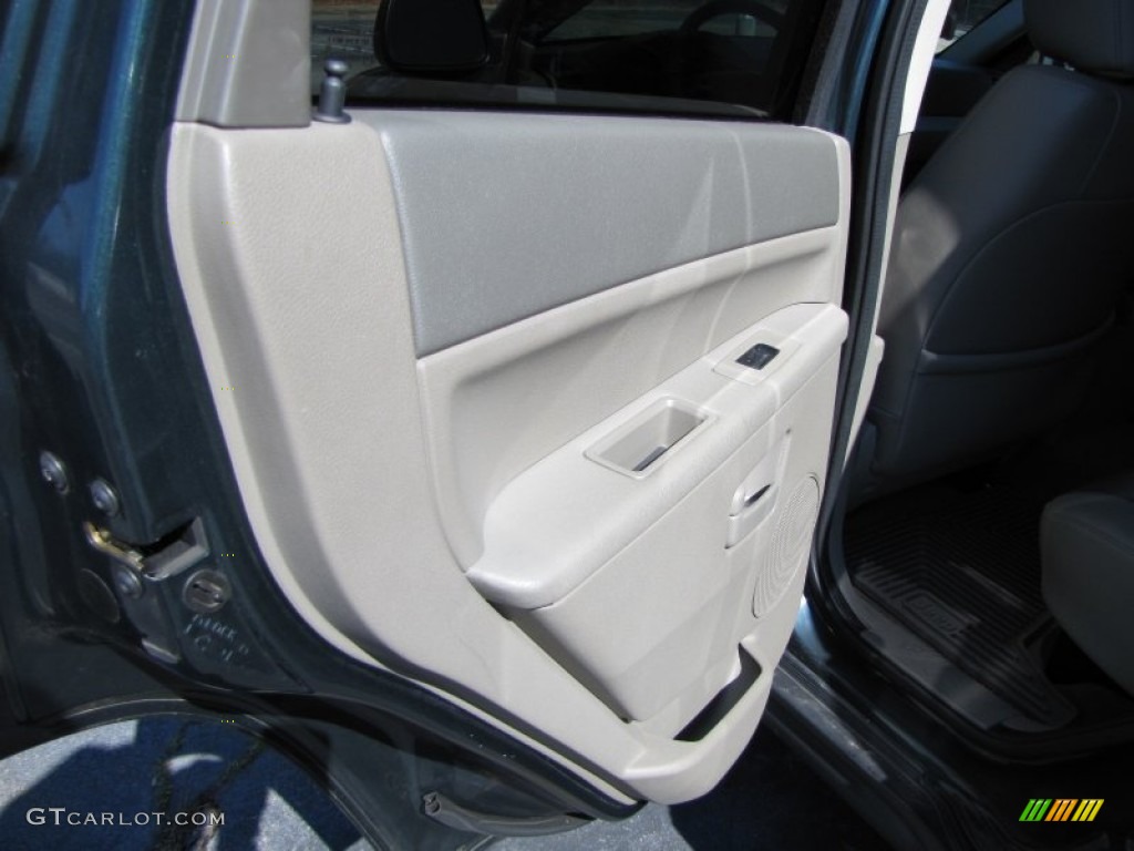2005 Grand Cherokee Laredo - Deep Beryl Green Pearl / Khaki photo #12