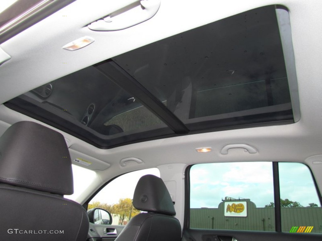 2010 Volkswagen Tiguan SEL 4Motion Sunroof Photos
