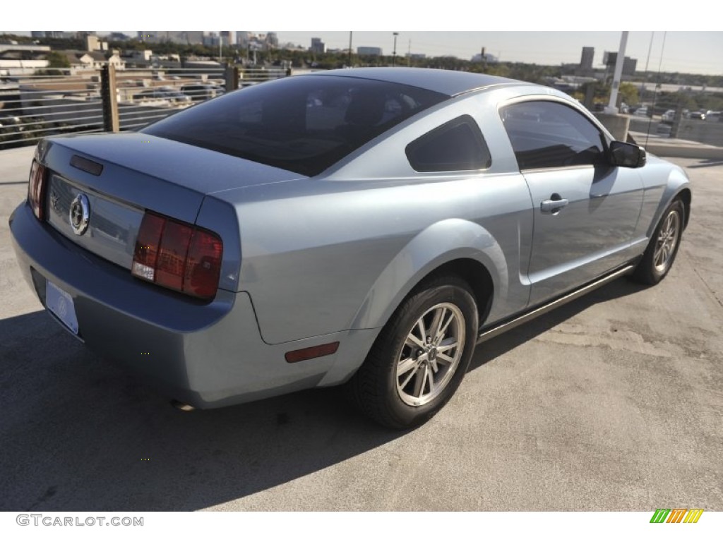 2006 Mustang V6 Deluxe Coupe - Windveil Blue Metallic / Light Graphite photo #6