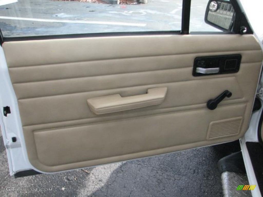1993 Cherokee  - Bright White / Beige photo #14