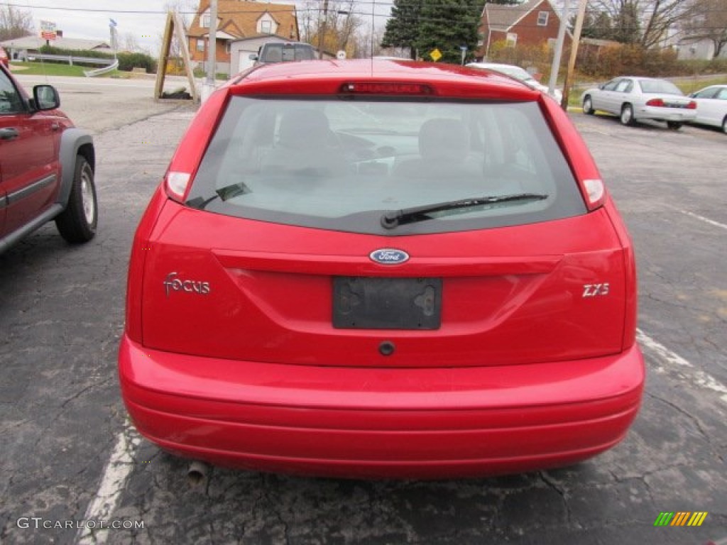 2003 Focus ZX5 Hatchback - Infra-Red / Medium Graphite photo #4