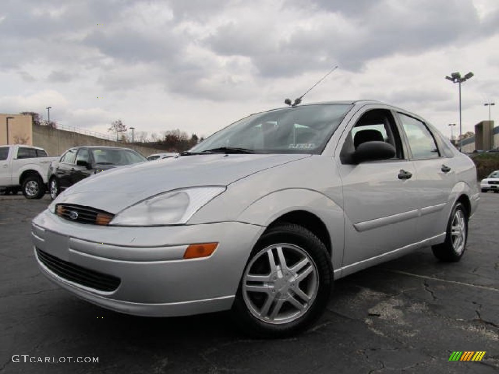 2002 Focus SE Sedan - CD Silver Metallic / Medium Graphite photo #1