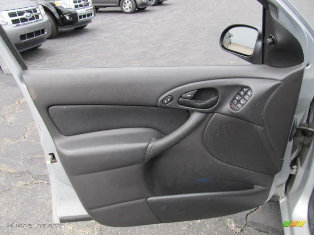 2002 Ford Focus SE Sedan Door Panel Photos