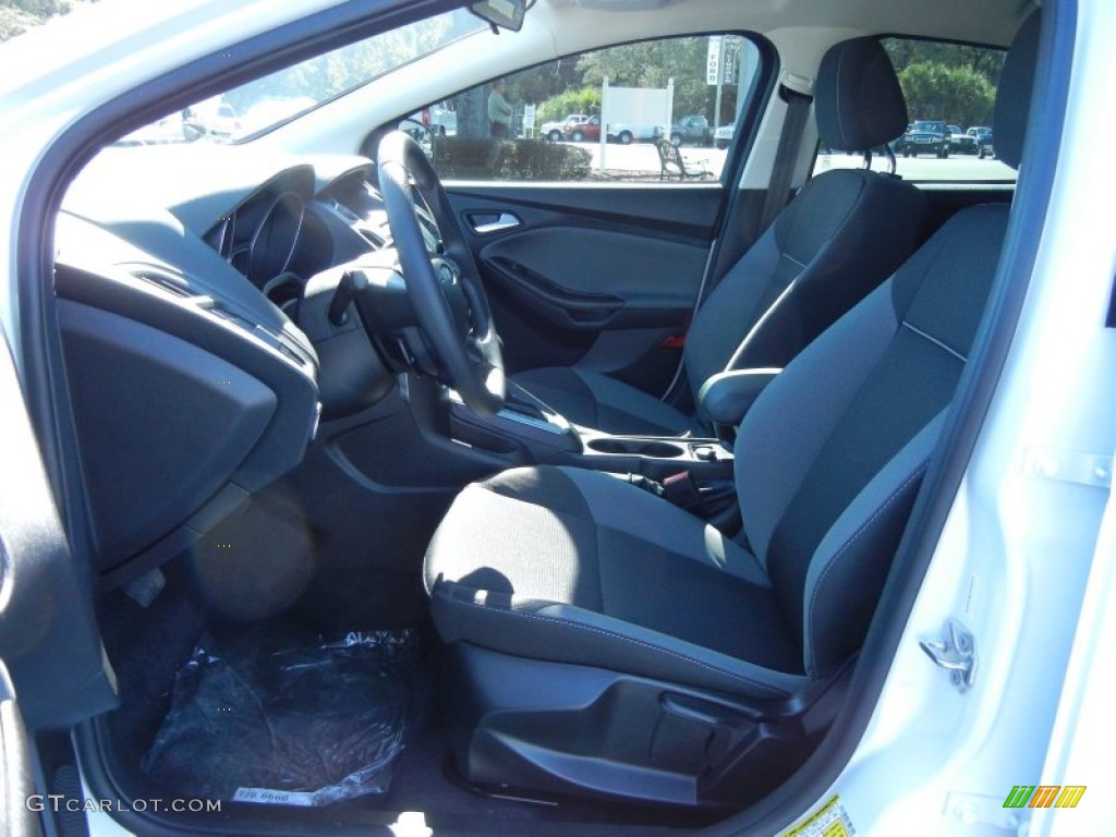 2012 Focus SE 5-Door - Oxford White / Charcoal Black photo #5