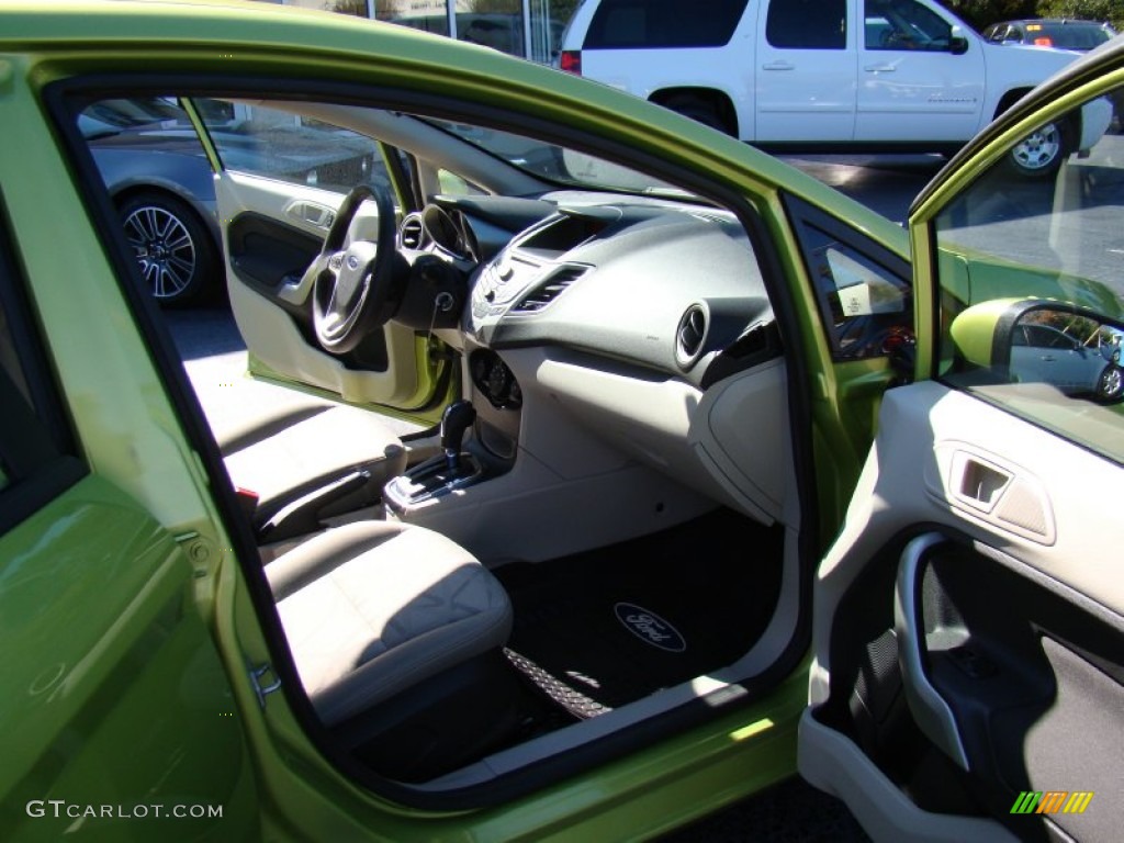 2011 Fiesta SE Sedan - Lime Squeeze Metallic / Light Stone/Charcoal Black Cloth photo #13