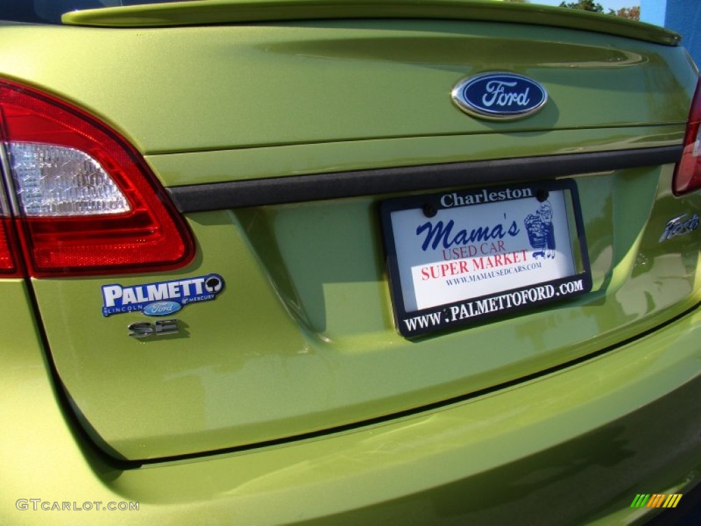 2011 Fiesta SE Sedan - Lime Squeeze Metallic / Light Stone/Charcoal Black Cloth photo #36