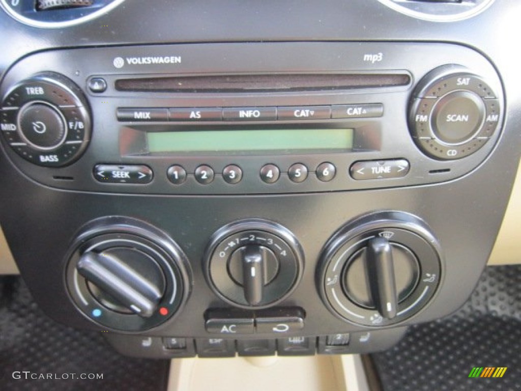 2010 Volkswagen New Beetle 2.5 Coupe Controls Photo #56431348