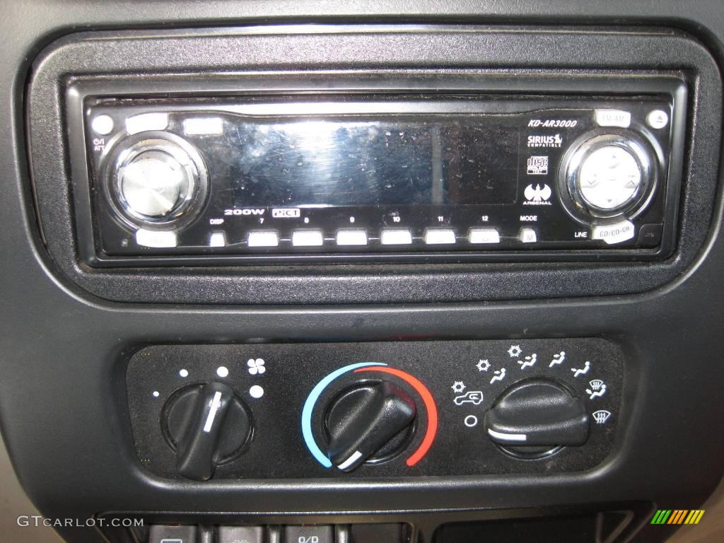 2004 Wrangler Sahara 4x4 - Light Khaki Metallic / Khaki photo #15