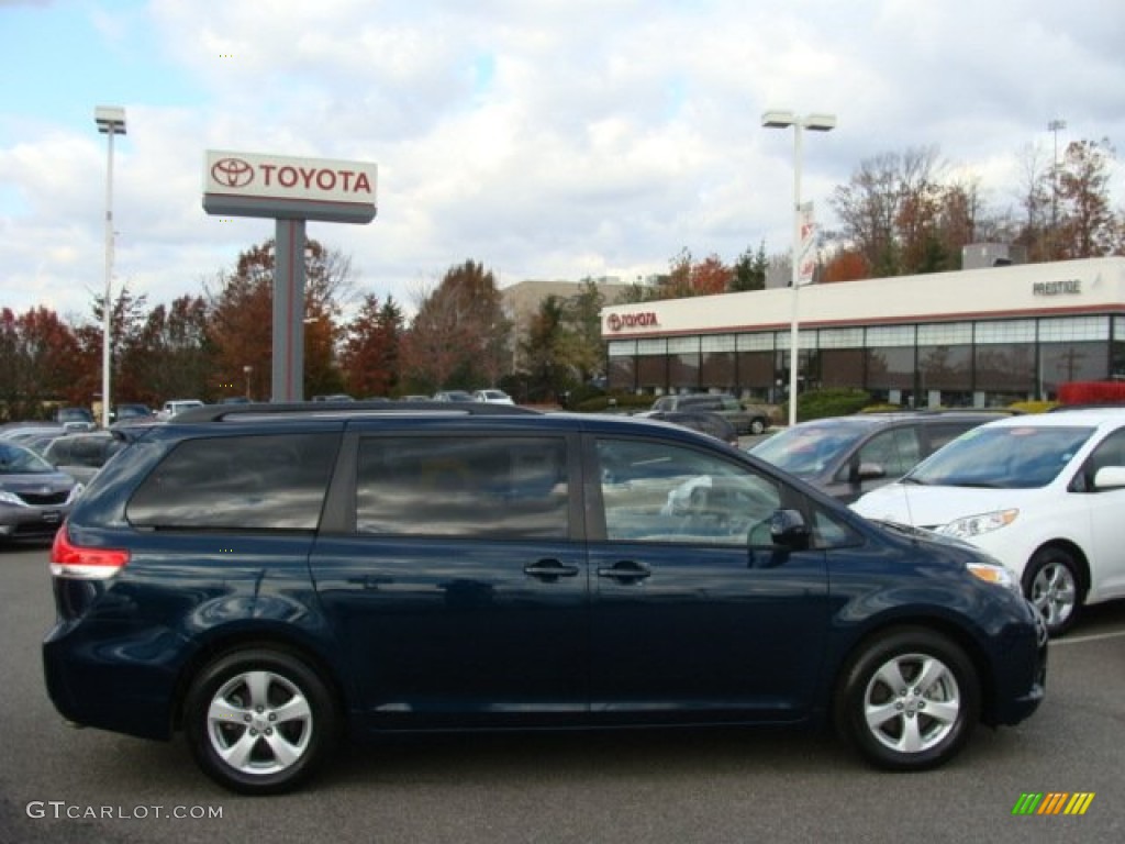 2011 Sienna LE - South Pacific Blue Pearl / Light Gray photo #1