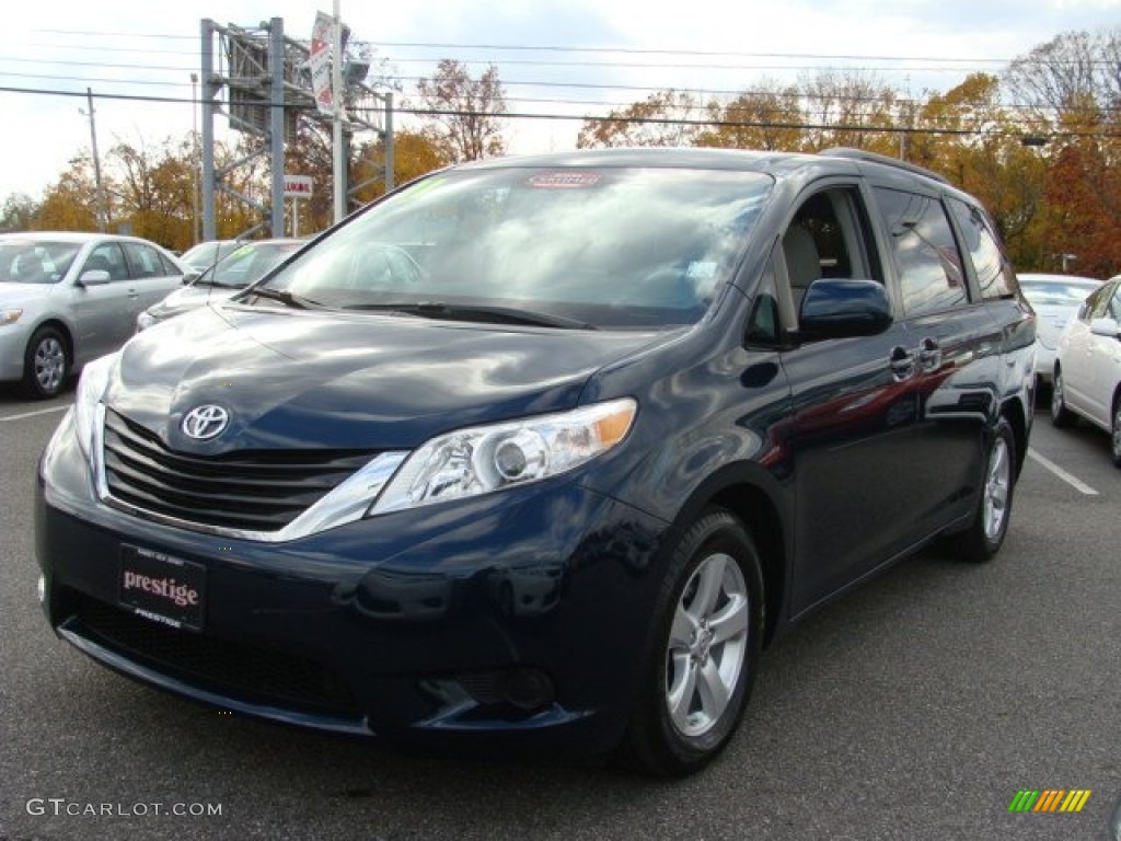 2011 Sienna LE - South Pacific Blue Pearl / Light Gray photo #3