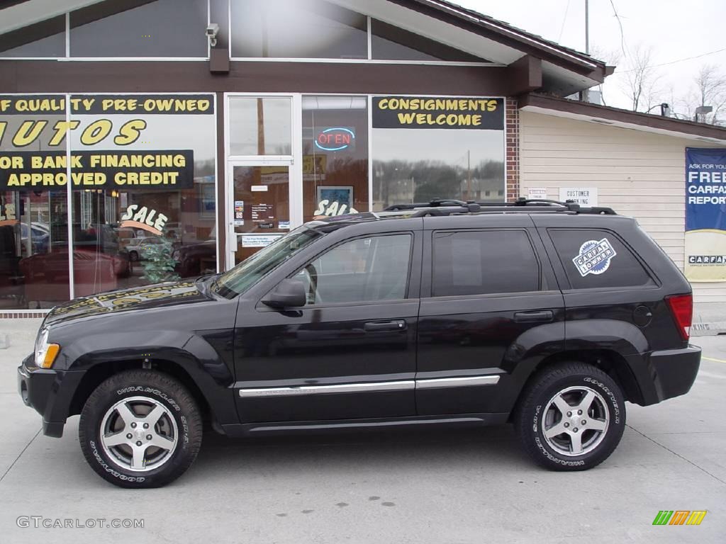 2005 Grand Cherokee Laredo 4x4 - Brilliant Black Crystal Pearl / Medium Slate Gray photo #1