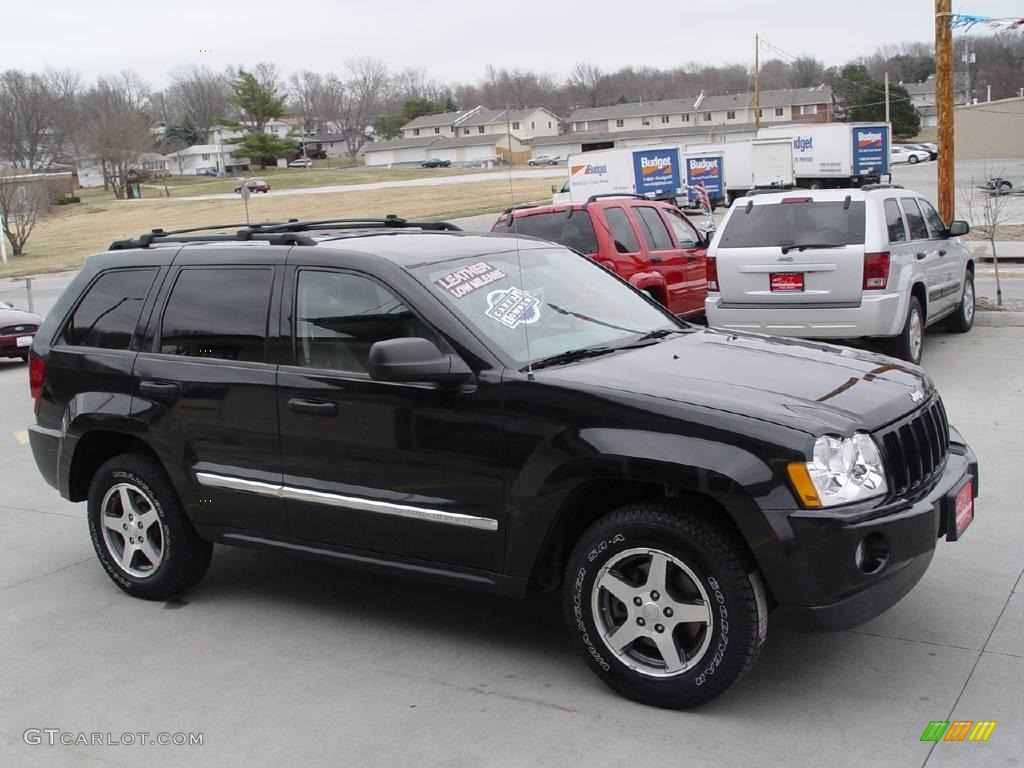 2005 Grand Cherokee Laredo 4x4 - Brilliant Black Crystal Pearl / Medium Slate Gray photo #2