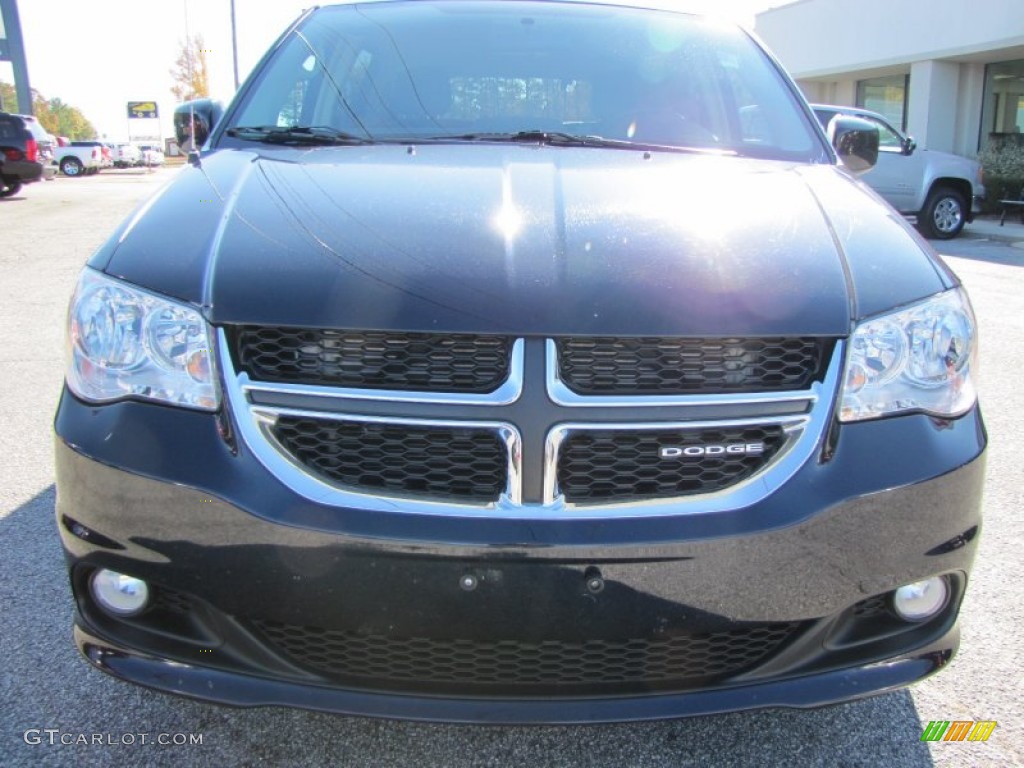 2011 Grand Caravan Crew - Brilliant Black Crystal Pearl / Black/Light Graystone photo #2