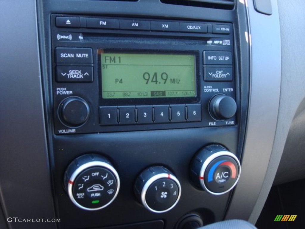 2009 Hyundai Tucson GLS Controls Photo #56447177