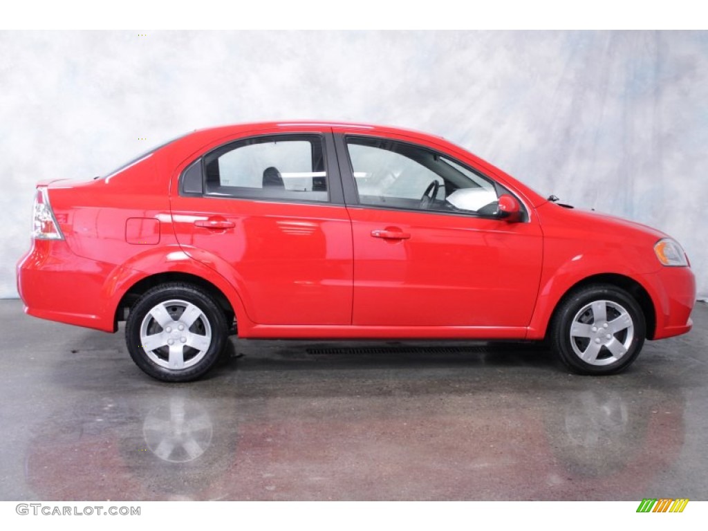 2010 Aveo LT Sedan - Victory Red / Charcoal photo #10