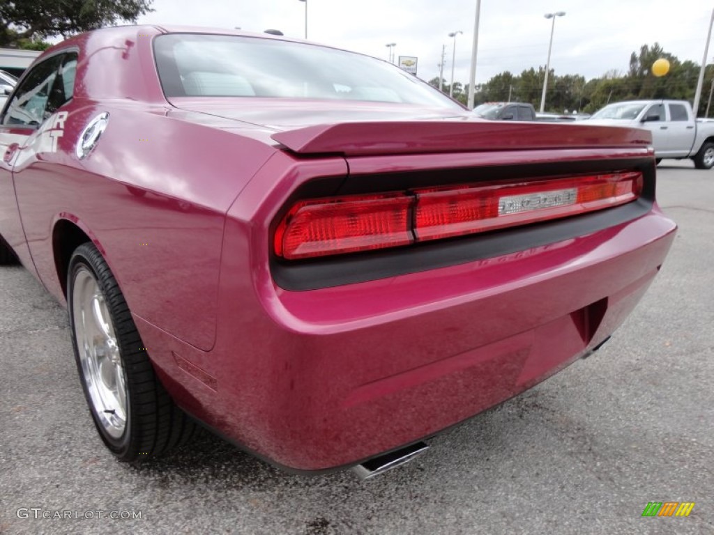 2010 Challenger R/T Classic Furious Fuchsia Edition - Furious Fuchsia / Pearl White Leather photo #7