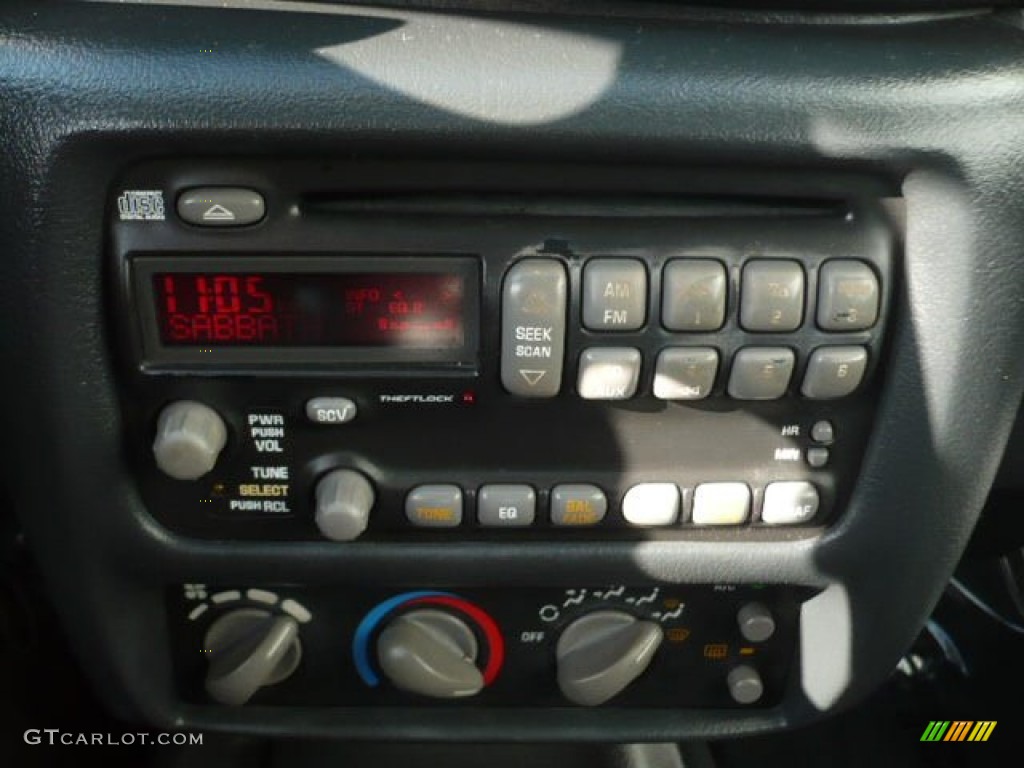 2000 Sunfire SE Coupe - Bright White / Graphite photo #9