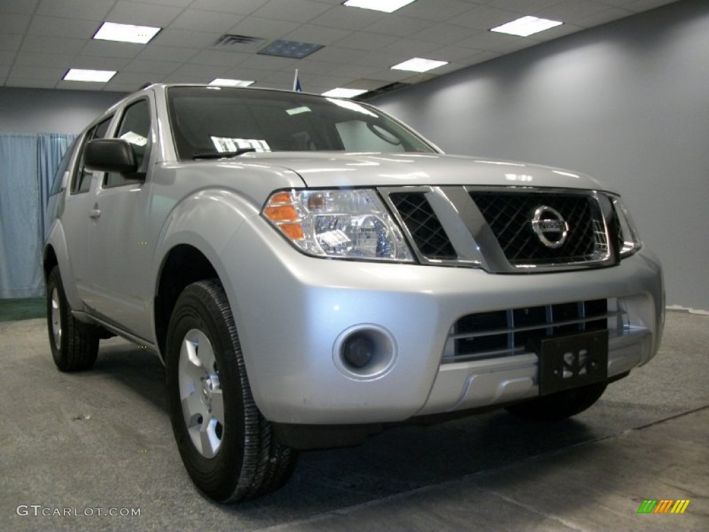 Silver Lightning Nissan Pathfinder