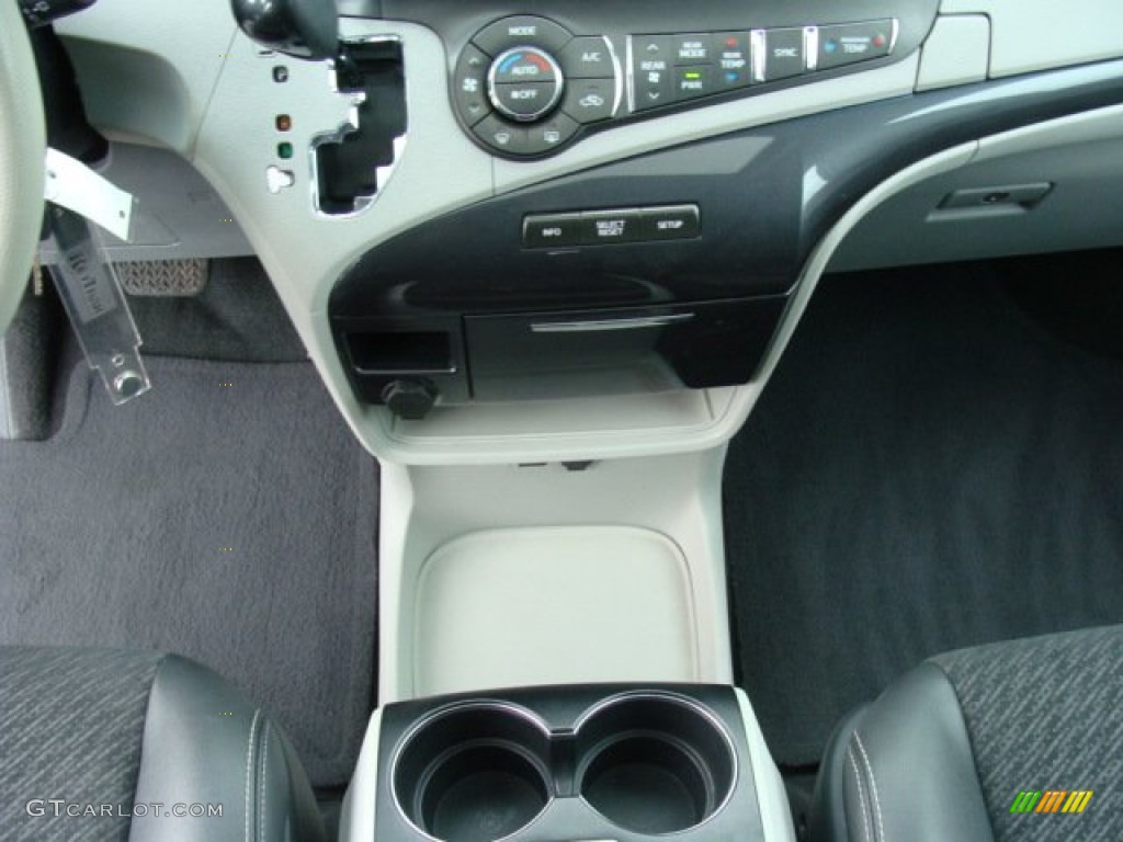 2011 Sienna SE - Black / Dark Charcoal photo #12