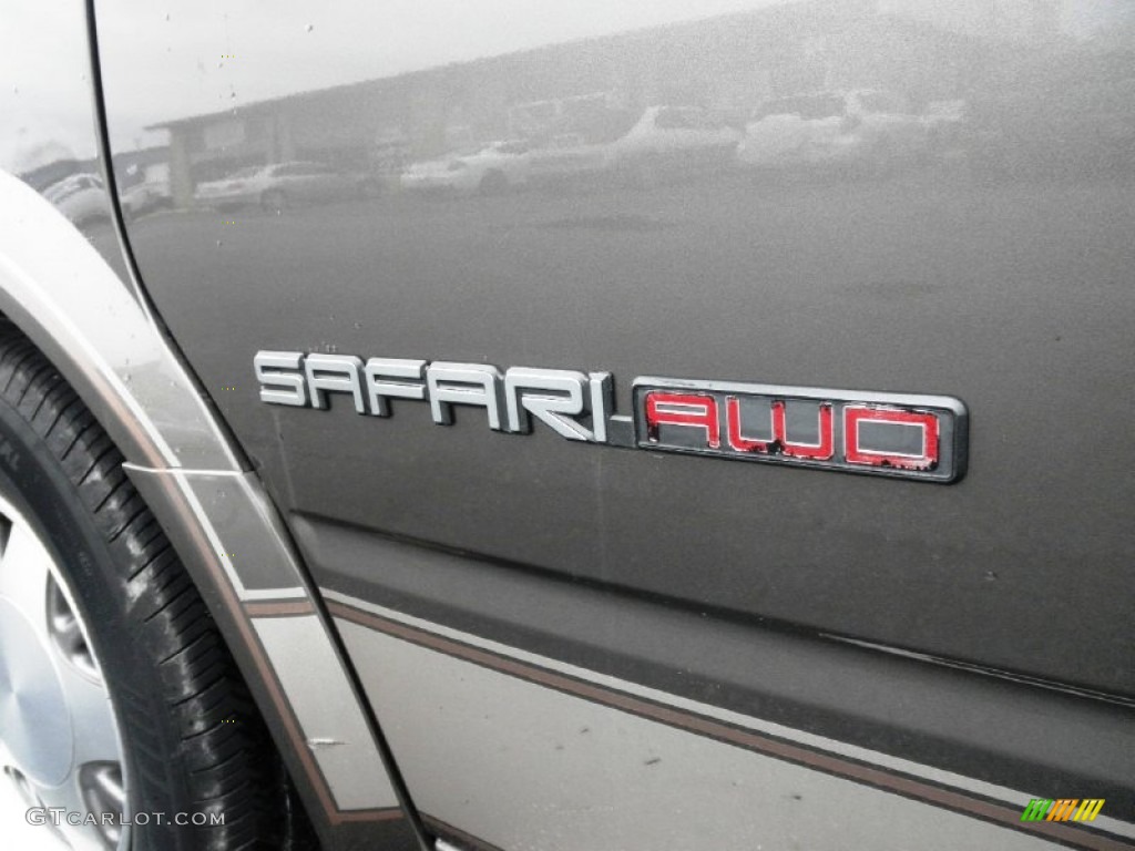 2000 GMC Safari AWD Conversion Van Marks and Logos Photos
